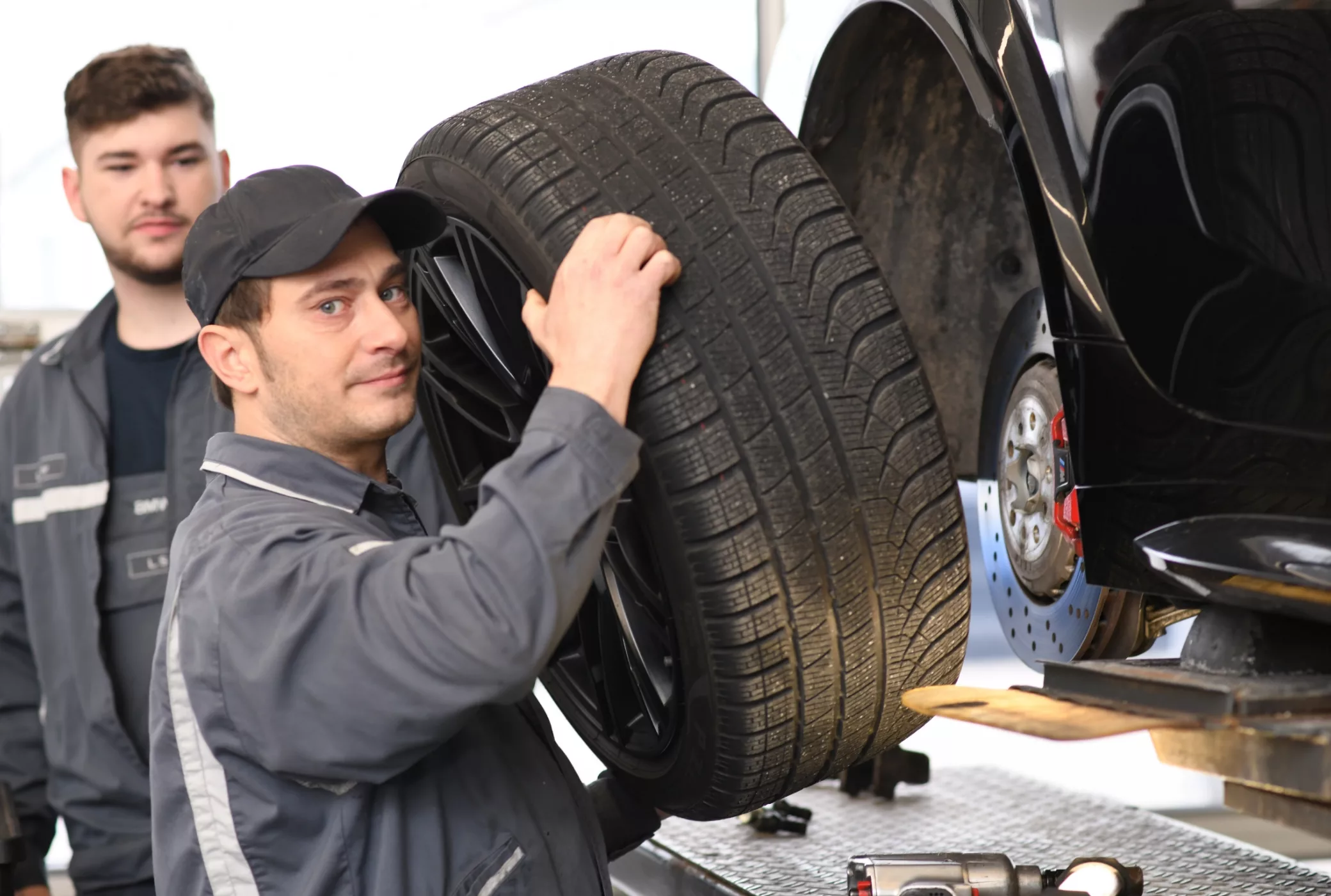 Jobs bei Widmann + Winterholler: Mit 350 Kolleginnen und Kollegen an sieben Standorten von München bis Füssen wuppen wir unser BMW- und Mini-Autohaus.