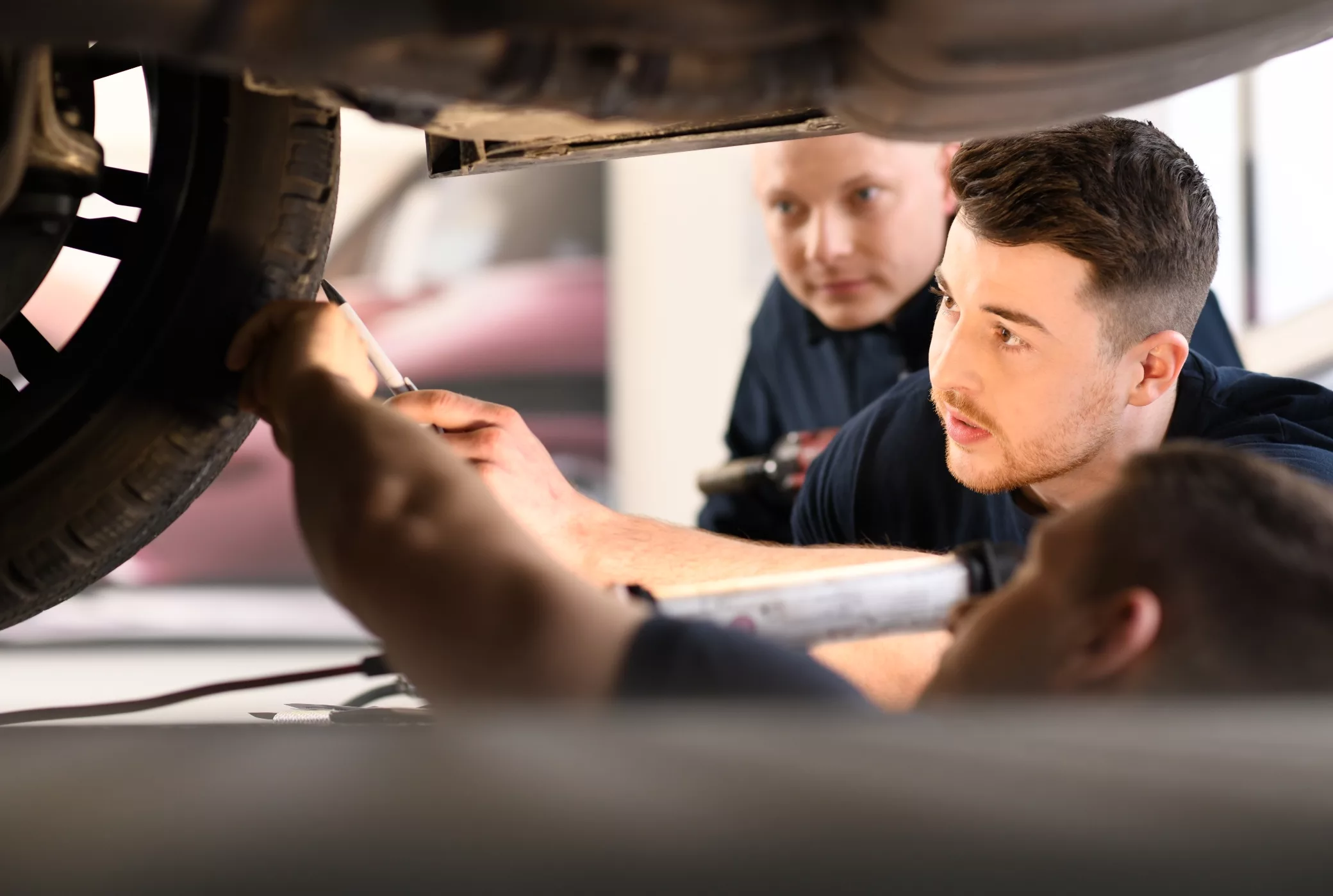 Jobs bei Widmann + Winterholler: Mit 350 Kolleginnen und Kollegen an sieben Standorten von München bis Füssen wuppen wir unser BMW- und Mini-Autohaus.
